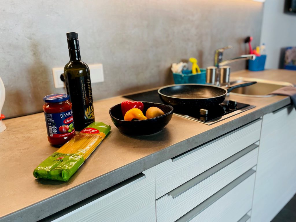 Modern Suite with Kitchen, Dining Table, and Mountain View in the Apart-Hotel Mühlbach am Hochkönig