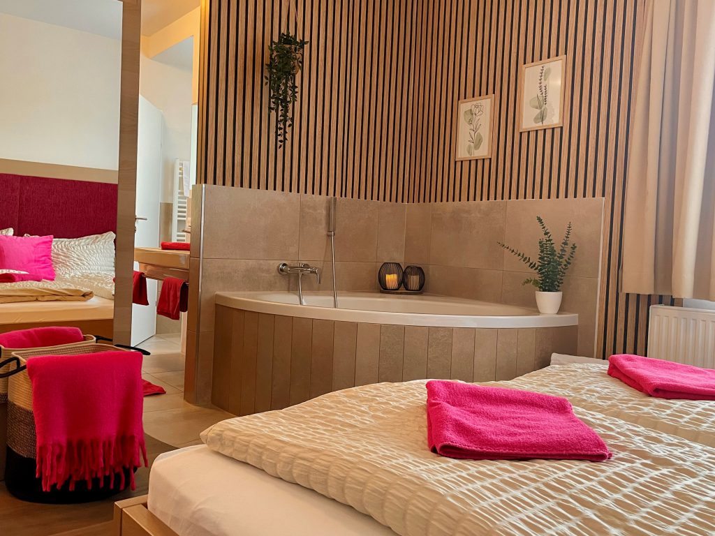Modern Suite with Freestanding Bathtub, Mountain View, and Stylish Ambiance in Mühlbach